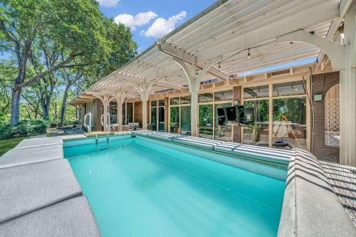 Luxe Austin Retreat Pool & Yard Sleeps 20
