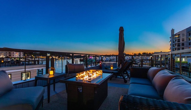 Luxe Houseboat Steps From The Beach