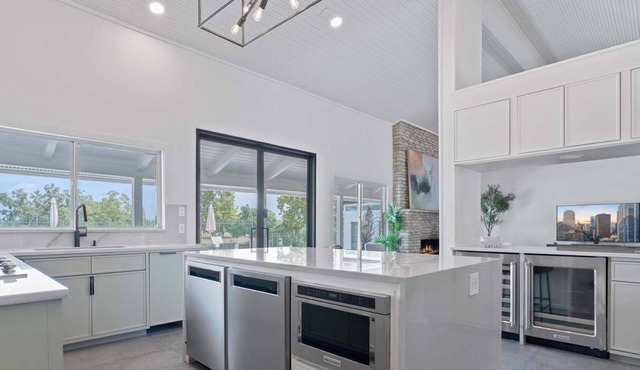 Luxurious Modern Retreat With Private Pool Patio
