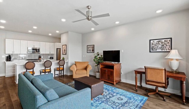 Luxury 2 Bed 2 Bath Condo In Bywater with Pool!