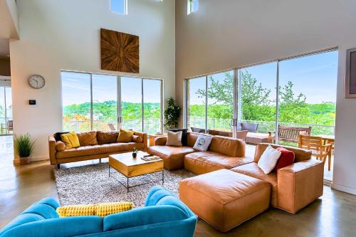 Luxury 4BR Hilltop Retreat Scenic Views
