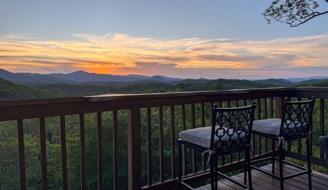 Luxury Cottage w/Hot Tub, Fire Pit, Ping Pong, & Long-Range Views near Blowing Rock