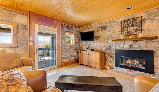Luxury cottage with spacious deck, amazing views & washer/dryer