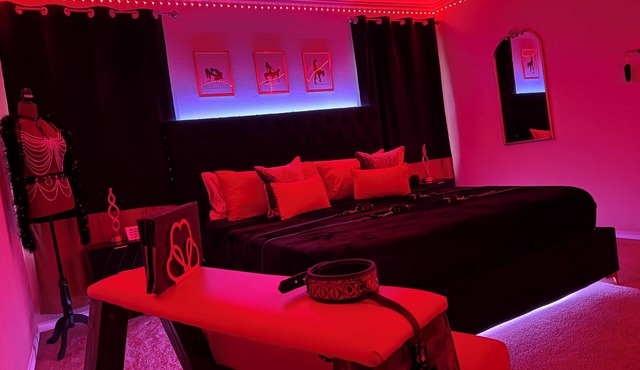 Luxury Couples Hideaway | King Bed Jacuzzi Spa Private Retreat