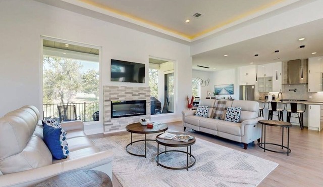 Luxury hill country home in Horseshoe Bay near Lake LBJ & golfing with gameroom