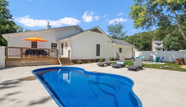 Luxury home w/pool, firepit, king bed in Asheville