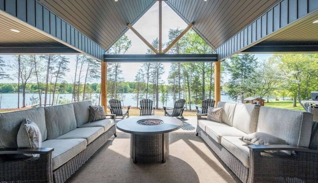 Luxury Lakefront, Hot Tub, Fire Table and Theatre