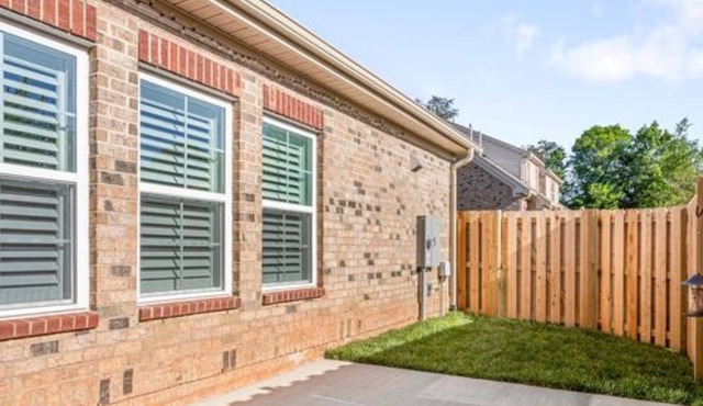 Luxury Townhome Near Everything! 2 miles to Elon University