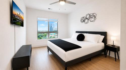 Luxury Uptown Charlotte 2BR Rooftop Pool Gym & Skyline Views