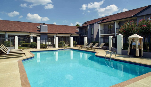 Make Your Trip All The More Enjoyable! Free Parking, Pets Allowed, Onsite Pool