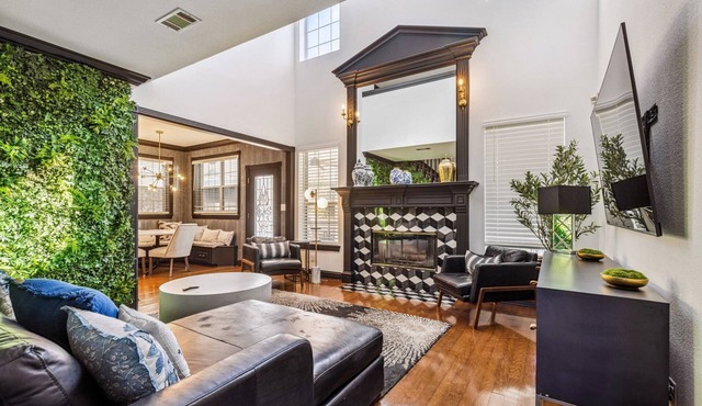 Mansion on Main - Walk to Downtown Round Rock, Historic Charm, Office, new BBQ grill and basketball
