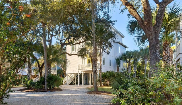 Marsh Views Bliss: Modern House with Free Parking in Folly Beach