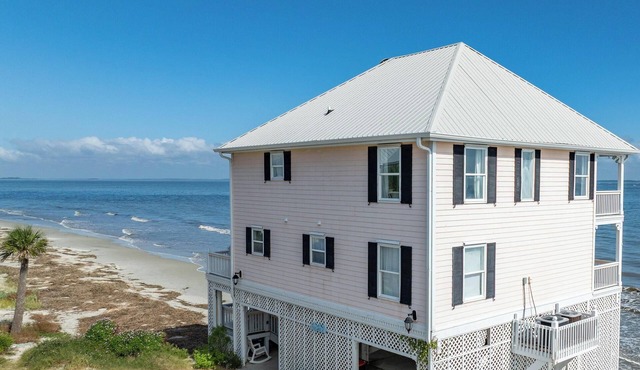 Marvelous 4-bedroom Oceanfront home in Harbor Island