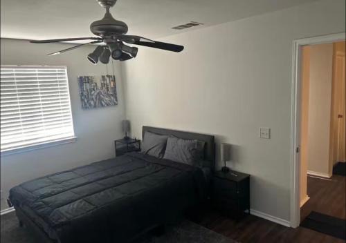 Master Bedroom w own bathroom near Austin airport