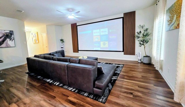Mid Century Manor, 4 bed/2.5 bth, 150" Projector, TVs all rooms, 3 King Beds!