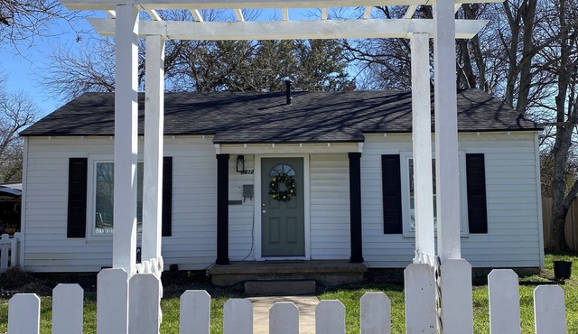 Midterm cottage rental in the heart of Waco. Very private. Light and bright.