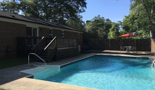 MIDTOWN 3/2 POOL HOME CLOSE TO EVERYTHING