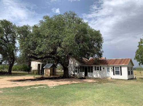 Mighty Oaks Retreat, Valdina Farms, D'Hanis, TX