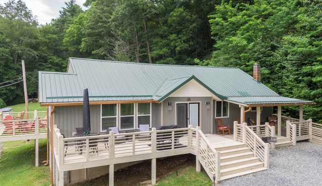 Mill Timber Lodge: Creekfront home, dog friendly, firepit, yard, deck, WiFi & grill!