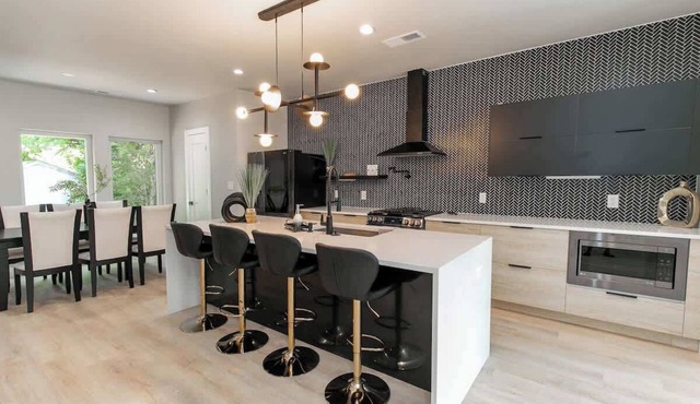 Mins to Downtown | Rooftop | City View | Game Room