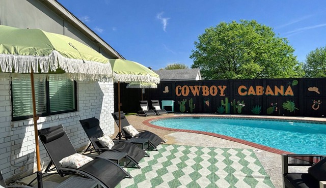 mins to stadium~Cowboy themed~pool~golf~fire pit~outdoor projector~games~arcade
