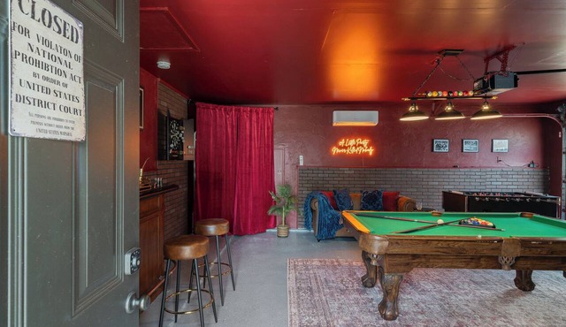 mins to stadium -Speakeasy-game room-Gatsby themed-heated cowboy pool-arcade
