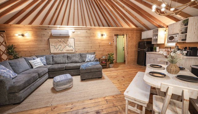 Mockingbird Yurt/Cold A/C! Hot Tub/Medina River Access/River Yurt Village