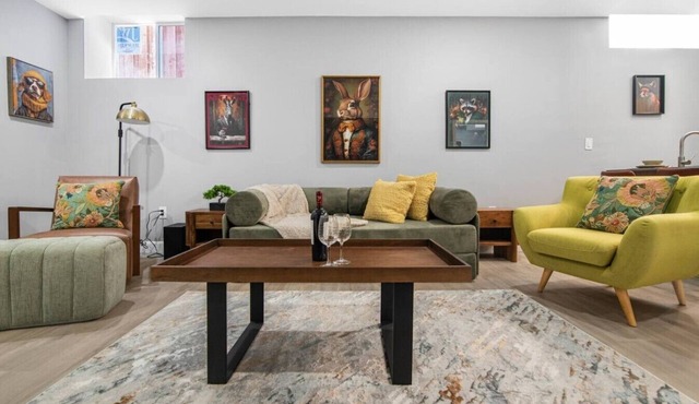Modern 2BR Suite|Private Parking |Near DownTown in Hamilton