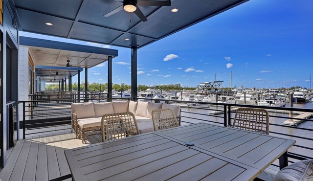 Modern 3BR Waterfront Houseboat | Walk to Wilmington Riverwalk and Dining