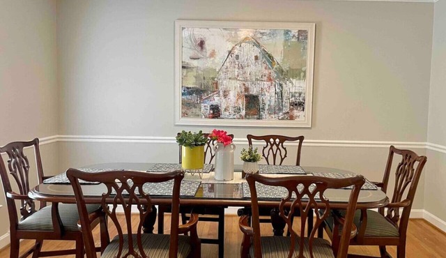 Modern 4 Bedroom pets welcome sleeps 8