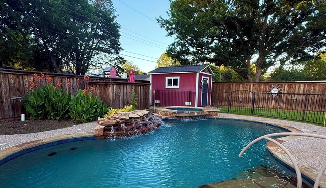 Modern Backyard Paradise Pool & Spa Near Dallas