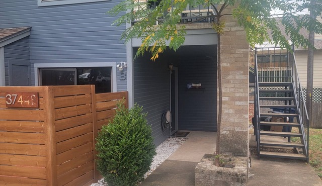 Modern condo 4 miles from Zilker park!