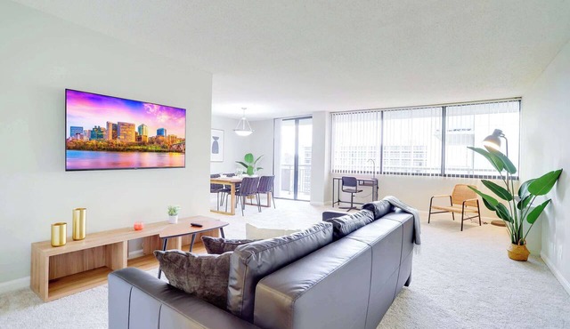 Modern Crystal City Apt & Prime Location!