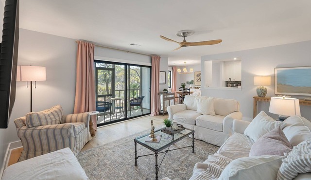 Modern, Dog-Friendly Marsh Retreat