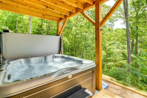 Modern Hiker's Haven w/DuPont State Forest Views!