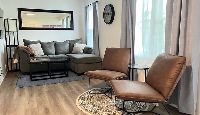 Modern & Renovated 3B/1B Home - Quiet & Cozyn
