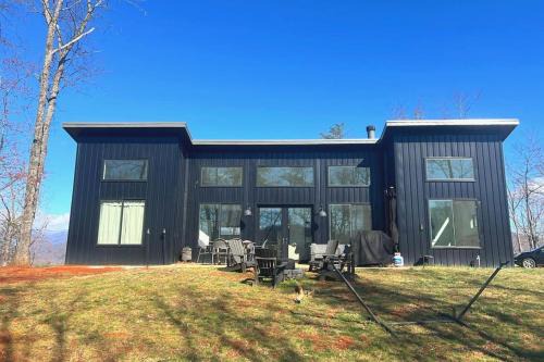 Modern Sanctuary - Firepit, Grill and Fireplace