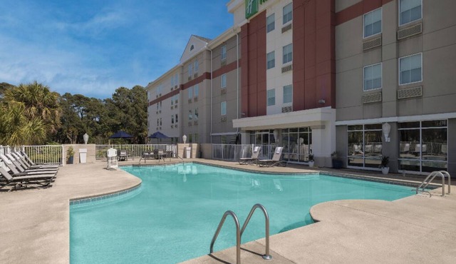 Modern Space w/Access to Onsite Pool & Hot Tub | Free Parking & Breakfast