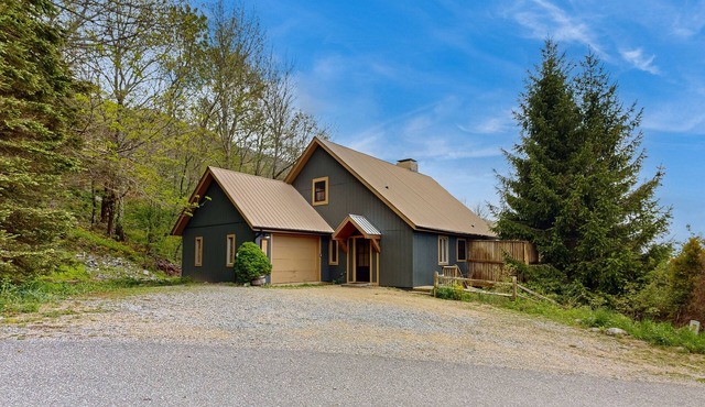 Mountain Bliss: Secluded Chalet with mountain views, Seven Devils, NC