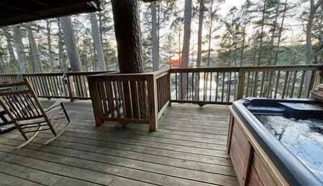 Mountain Harbor two bedroom Lodge cottage by RedAwning