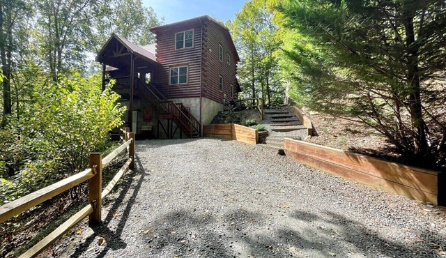 Mountain Lair - Riverfront, Game Room, Dog Friendly, WIFI, Firepit, Fireplace