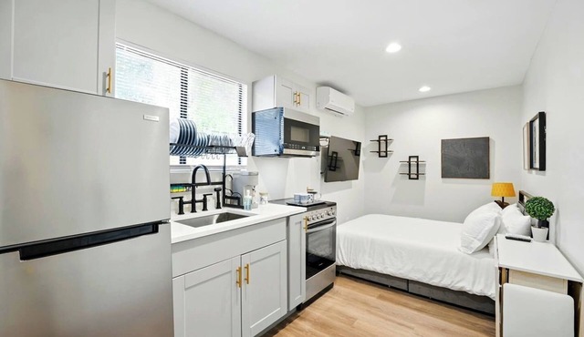 Murray Hill Gem w/Kitchen, AC & Self Check-In