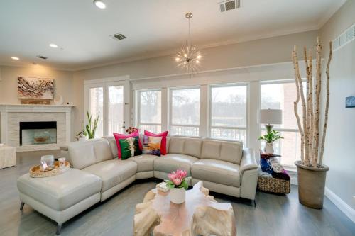 Near Joe Pool Lake! Luxe Getaway w/Shared Pool