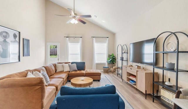 Near Samsung & UT | Moody Concerts + 4BR Stay