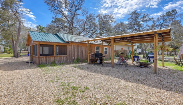 Near Steinhatchee River: Studio w/Screened Porch!