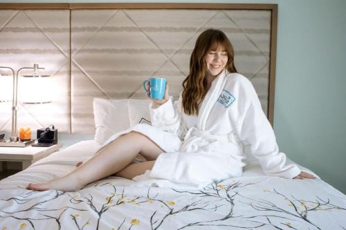 NEW 2026-Ocean Sands Beach Boutique Inn-24Hr Sauna and Salt-Mineral Pool-Free Beach Bikes and Famous Beach-Fresh Baked Cookies-Popcorn-In Room Bathrobes-Sunscreen-65 Inch TVsNetflix-Bedside Candy-Free Laundry- 4 Grand Black Beds-Call & Save-1-252-AHA-SAND