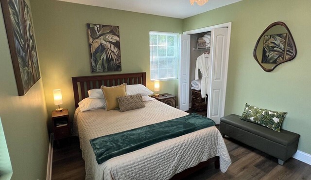 [NEW] 2BR Cottage Ideal for Long-Term Stay, Fenced Yard, Fast Wi-Fi - King Bed