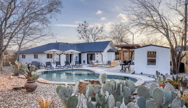 New! 7 bedroom, Pool, Movie Lounge, Playground
