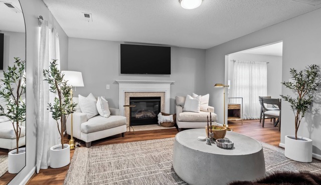 NEW! Crest Stone Manor! LUX Cozy Fire pit/Fireplace, Theater TV's, Comfy beds!