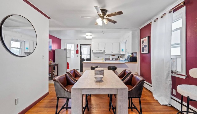 NEW! " Fall Season " open space concept & cozy 2 bed ranch - min from downtown in Scranton